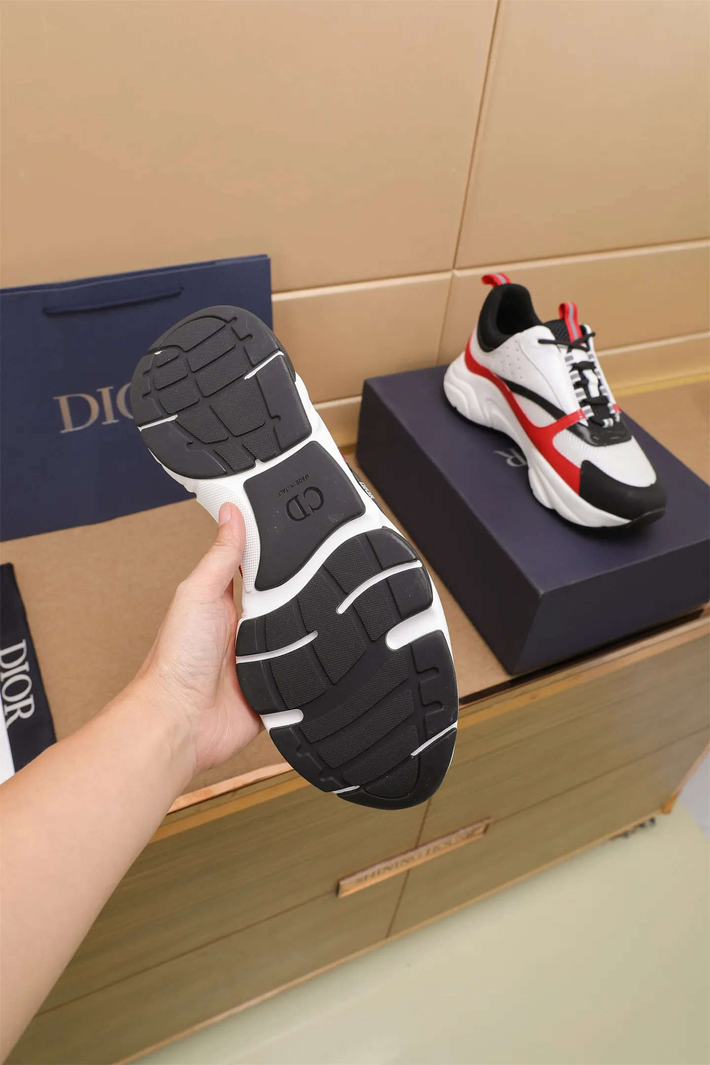 Factory price: 460💰Dior’s top version of D’s b22 men’s sports shoes. Inspired by retro running styles, the chunky low-top silhouette features gray calf leather and blue and white mesh fabric uppers, atop a black, white and blue engraved rubber sole. Nylon ribbon accents the blue mesh tongue and heel counter, and a "dio~" logo appears on the side. Pair it with a suit for a striking contrast and add a sportswear-chic edge to your look. The thick sole can be about 4cm~ Size: 38-45, [46, 47 customized]